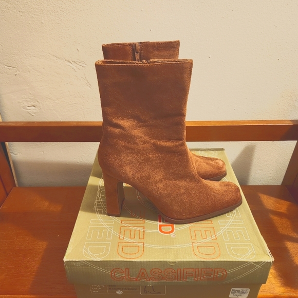 Never worn Vintage Classified real suede boots size 7 - Picture 1 of 3